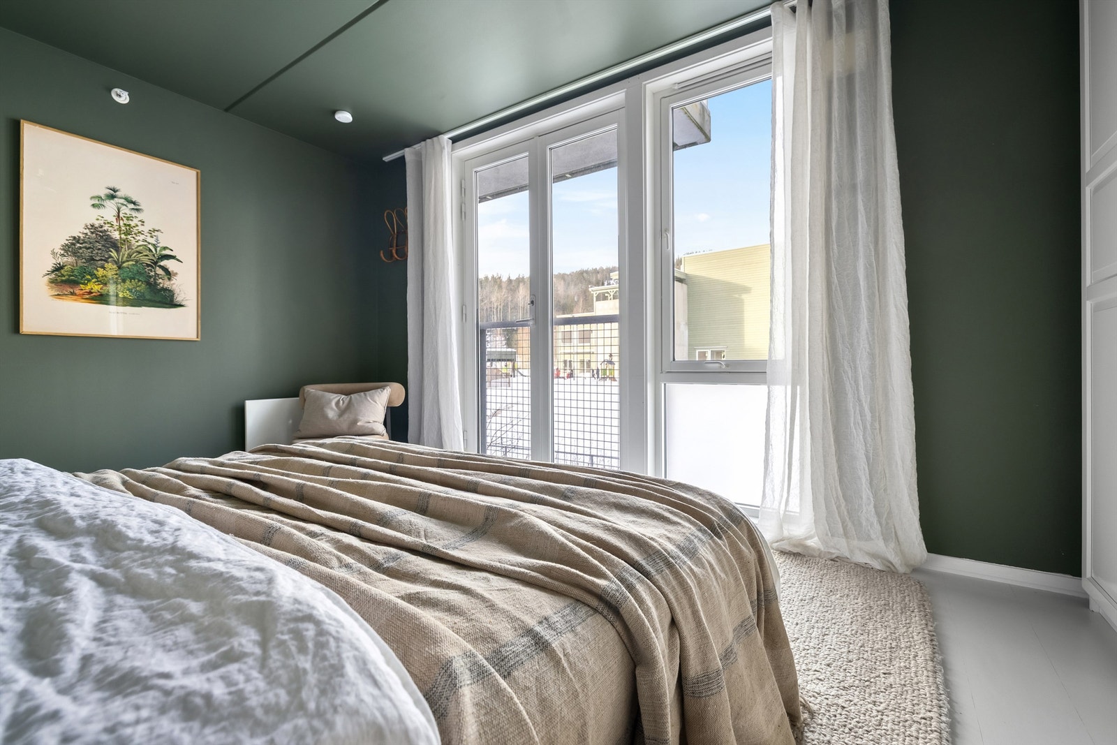 Stort vindu og dobbel balkongdør til en fransk balkong gir en hyggelig atmosfære og godt med lysinnslipp Galleribilde