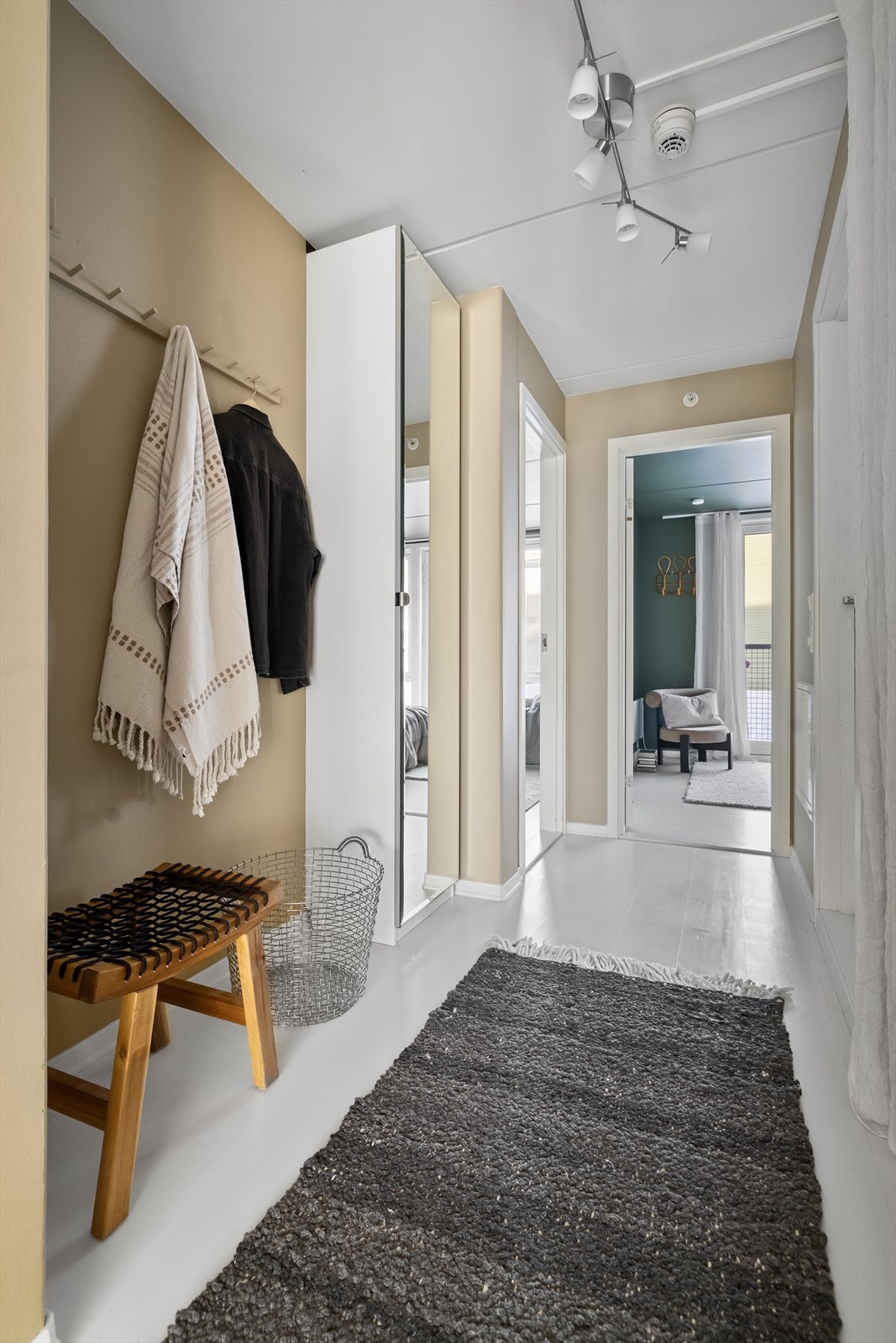 Det første som møter deg er en lys og innbydende entré, som gir et godt førsteinntrykk av leiligheten Galleribilde