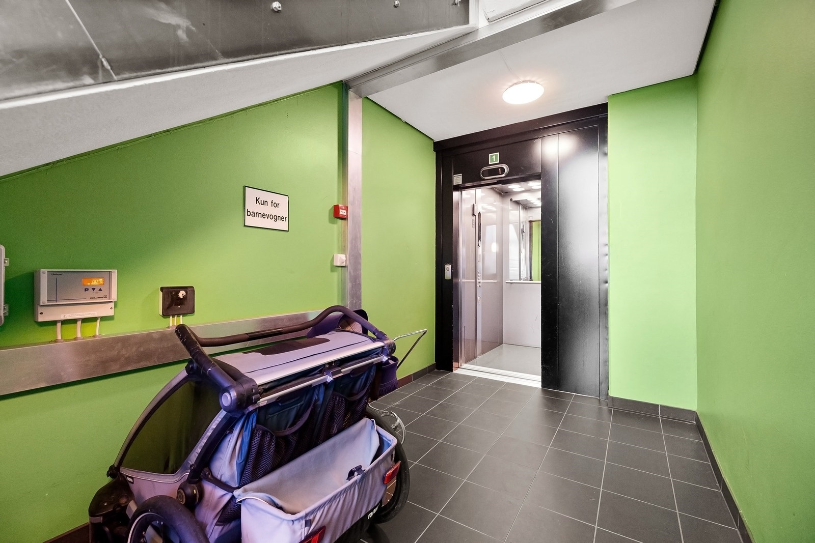 Plass til barnevogn under trappen i oppgangen (bildet er lånt fra en annen oppgang) Galleribilde