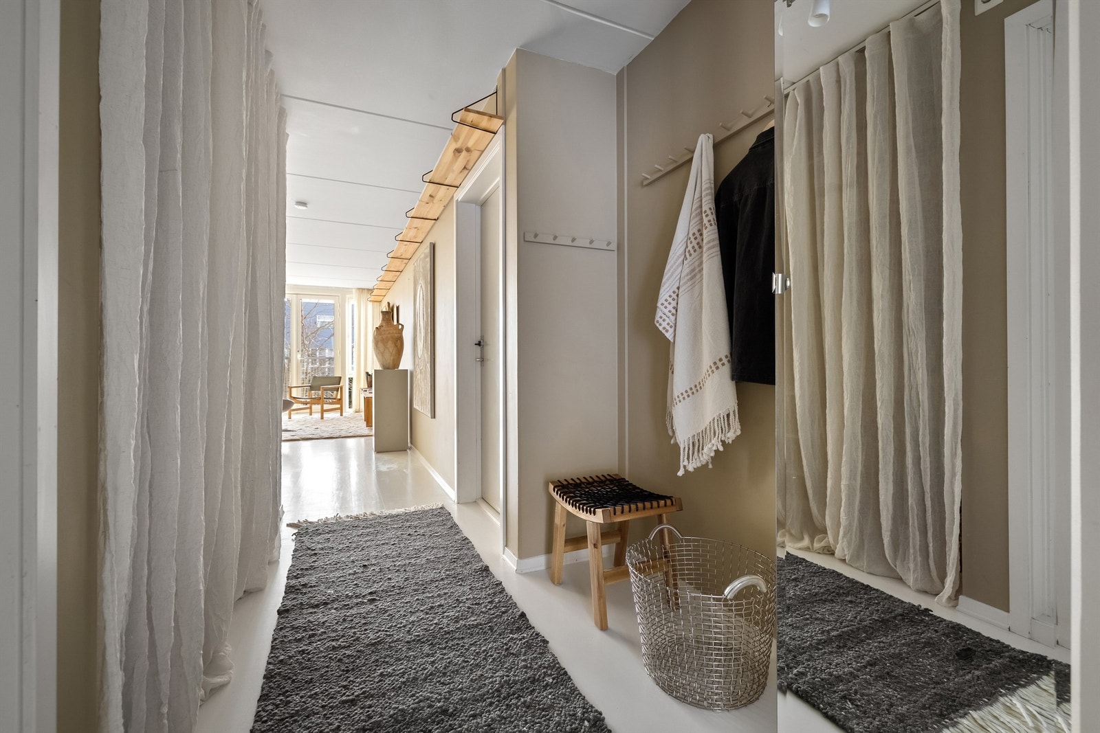 Gjennomgående lys som gir en god romfølelse allerede i inngangspartiet Galleribilde