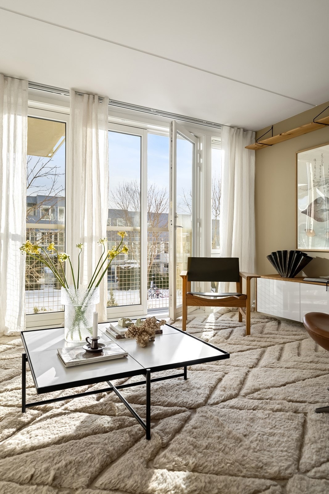 Store vinduer og to doble balkongdører mot fransk balkong gir et åpent og luftig uttrykk Galleribilde