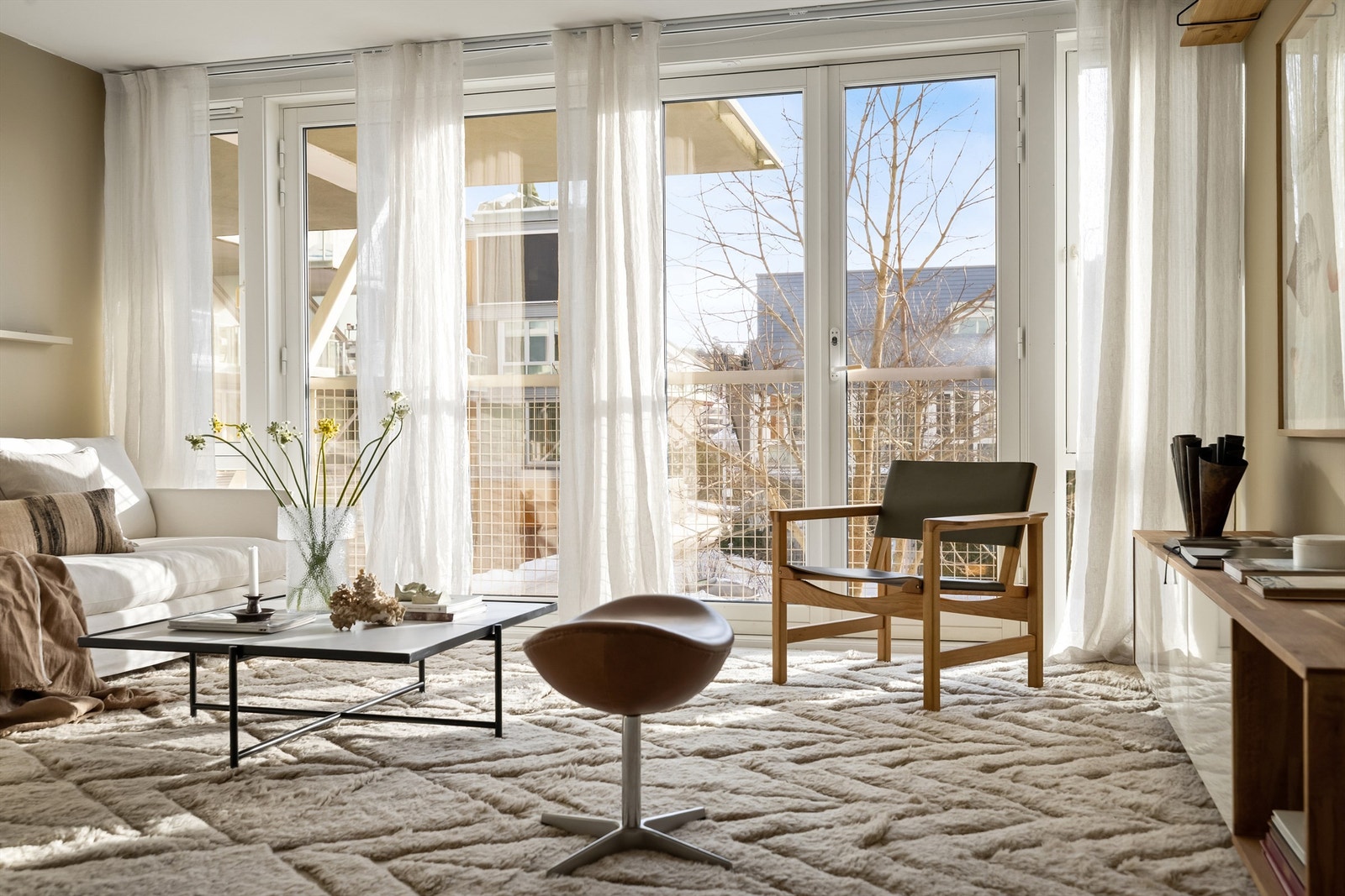 Det første som møter deg er store vindusflater, noe som gir en god atmosfære Galleribilde