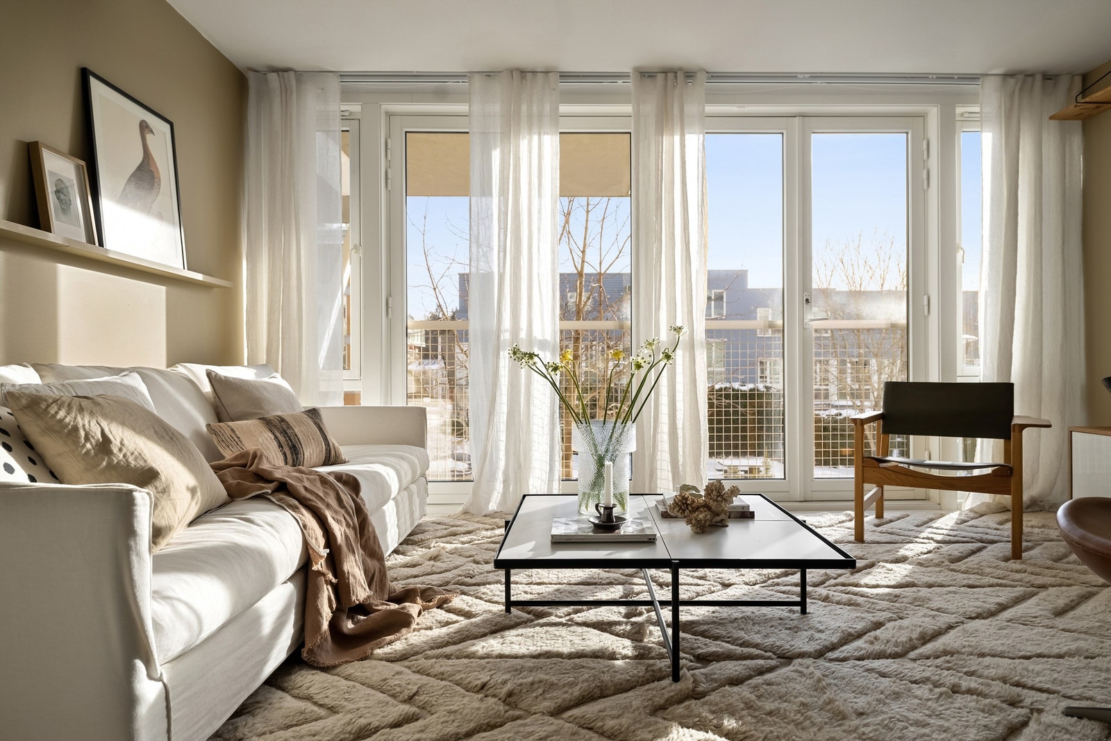 Store vindusflater som sørger for svært gode lysforhold i hele leiligheten Galleribilde