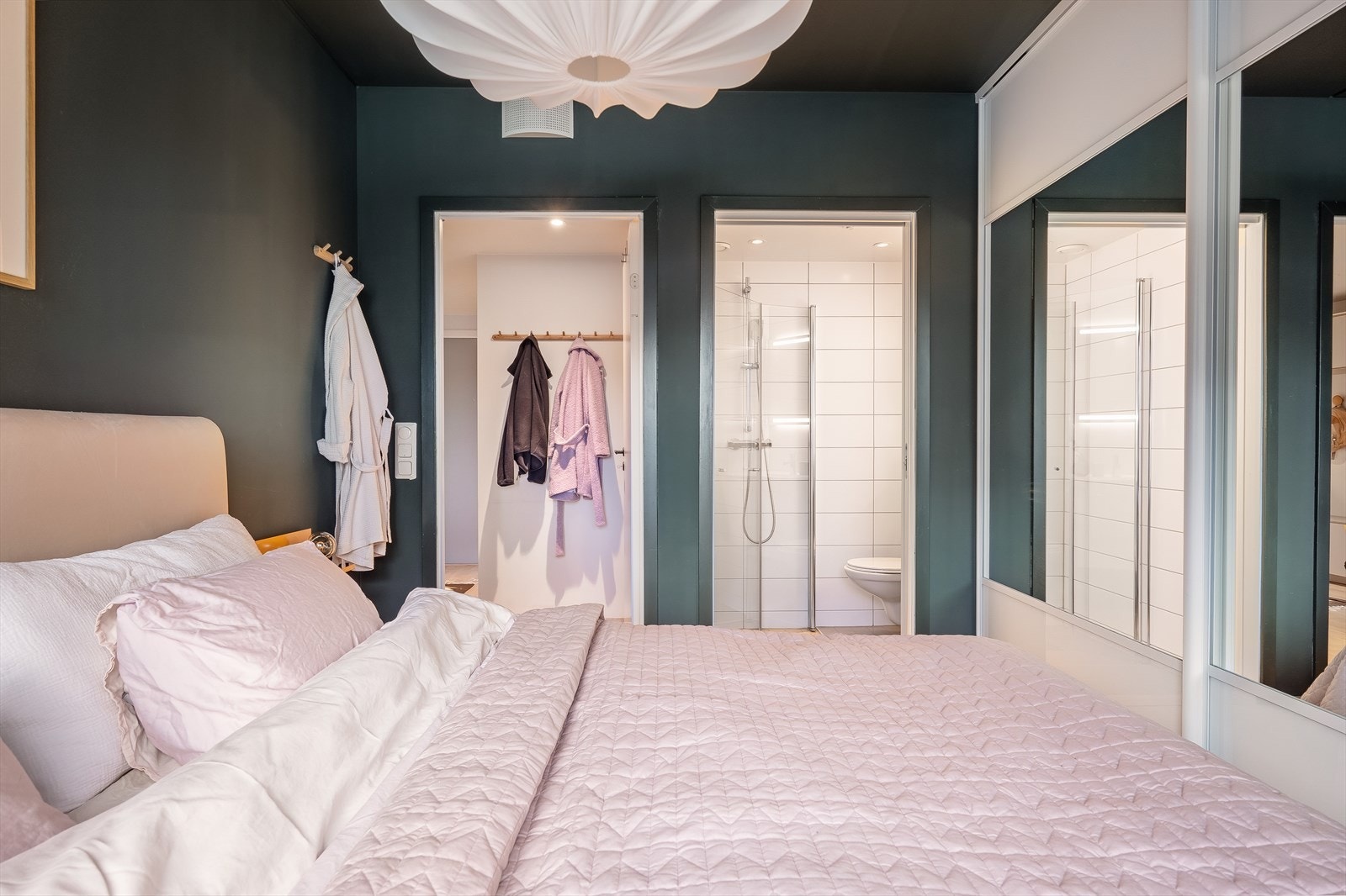 Herfra har du adkomst til eget en suite bad. Galleribilde