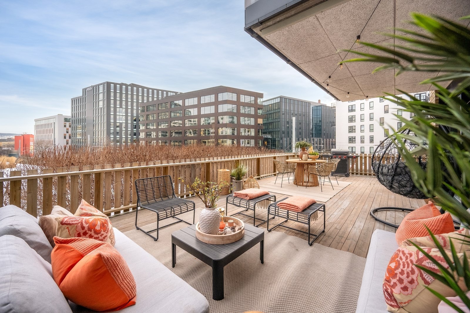 Her har du sol fra morgen til tidlig kveld (midtsommer til ca. kl. 21), god avstand til naboer og en skjermet, frodig ramme sommerstid. Galleribilde