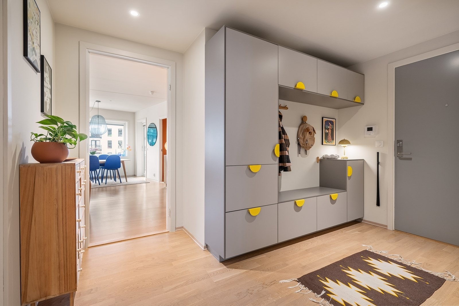 Entréen gir et godt førsteinntrykk av leiligheten, og er påkostet i 2024 med plassbygget garderobeløsning og downlights. Galleribilde