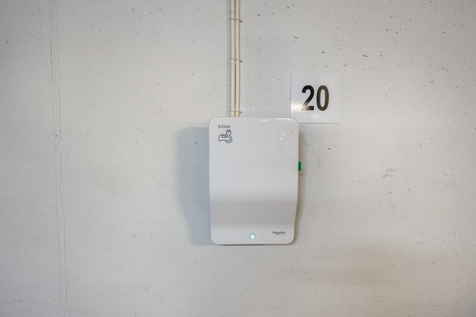 Plassen er utstyrt med elbillader. Galleribilde