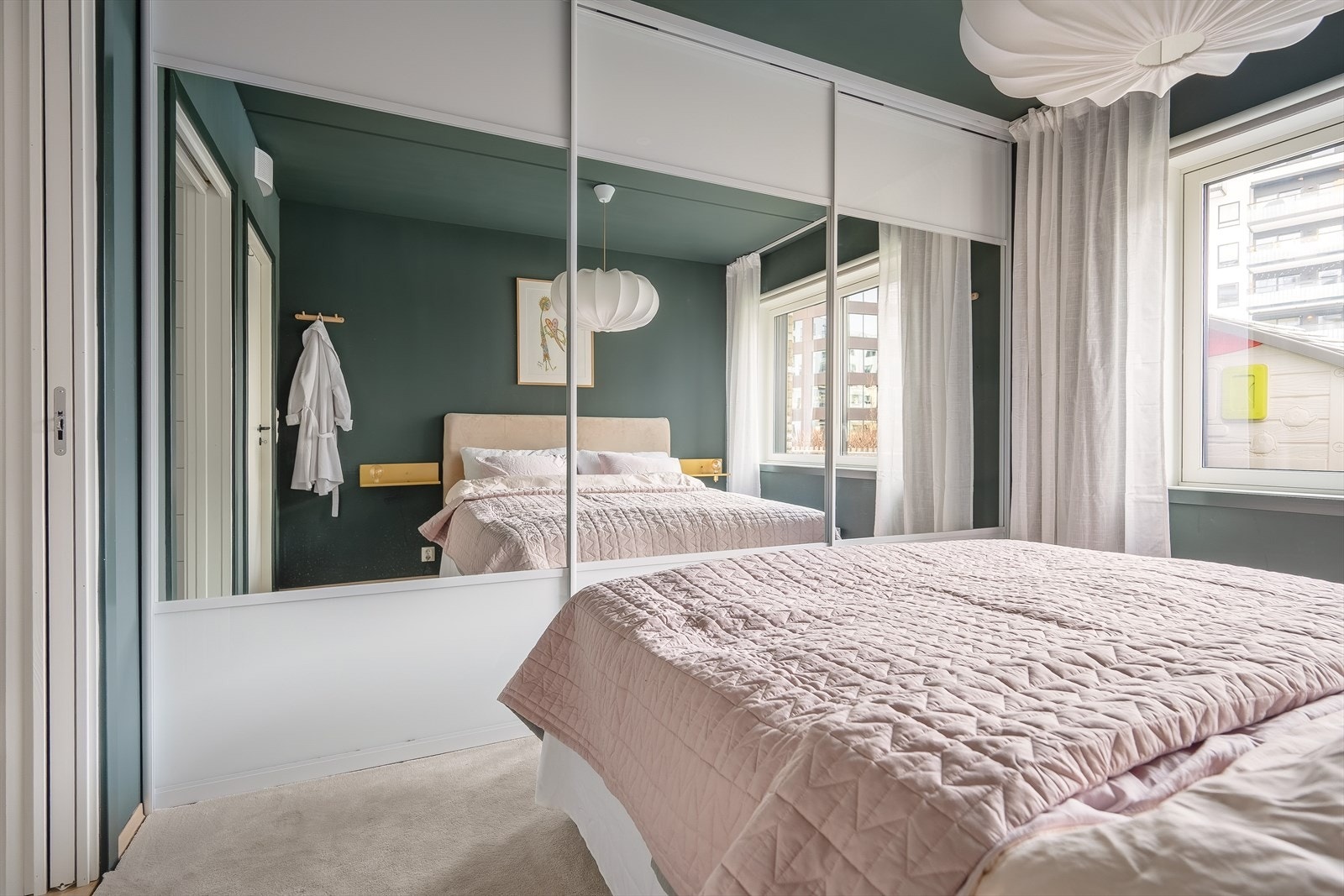 Soverommet er utstyrt med en romslig skyvedørsgarderobe i full takhøyde, som gir rikelig oppbevaringsplass. Galleribilde