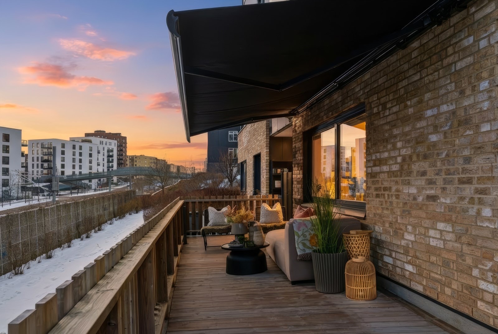 Montert markise på hele kortsiden, gjør terrassen ytterligere anvendelig. Galleribilde