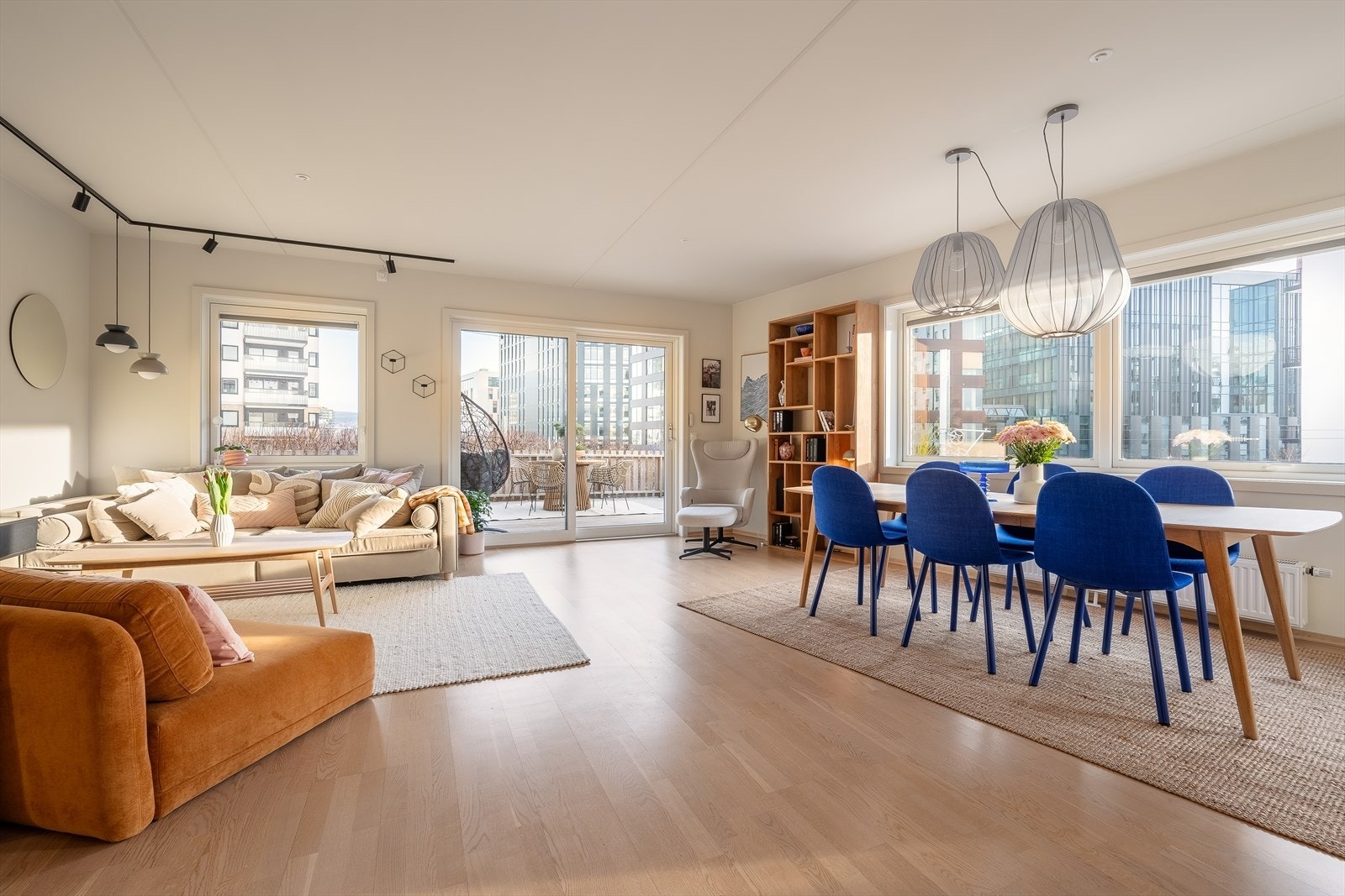 Stuen har god plass til både sofagruppe og spisebord, og har to utganger til den fantastiske terrassen. Galleribilde