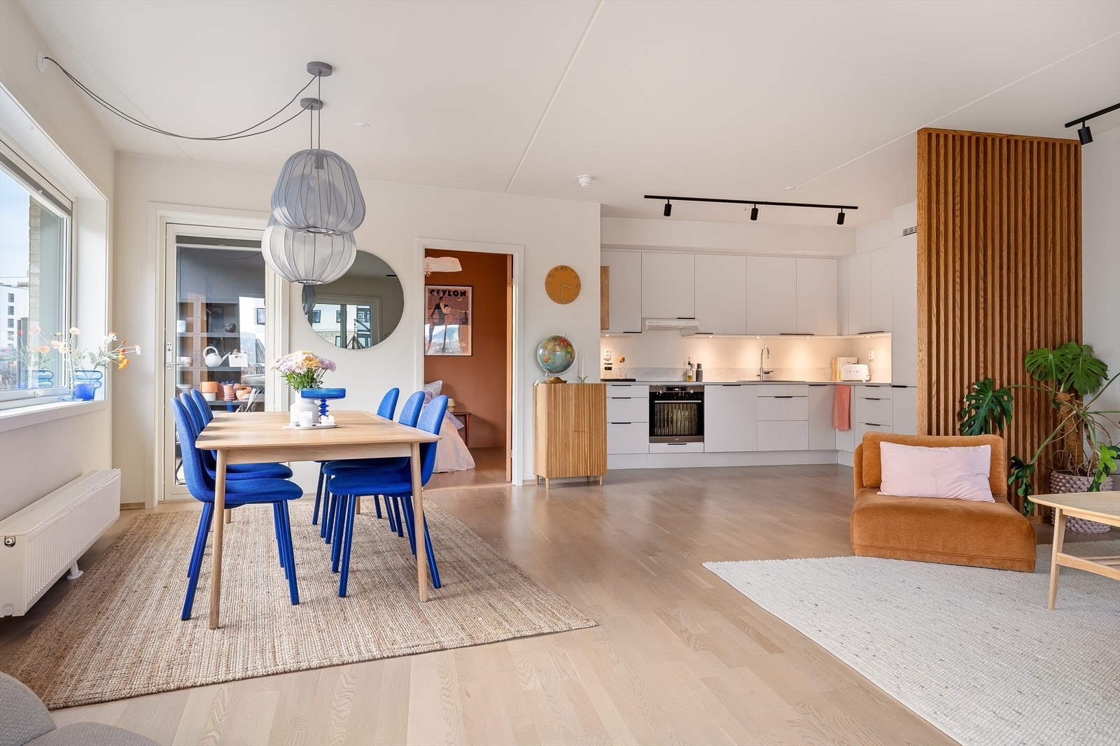 Spisestuen finner sin naturlige plass mellom stue og kjøkken. Galleribilde