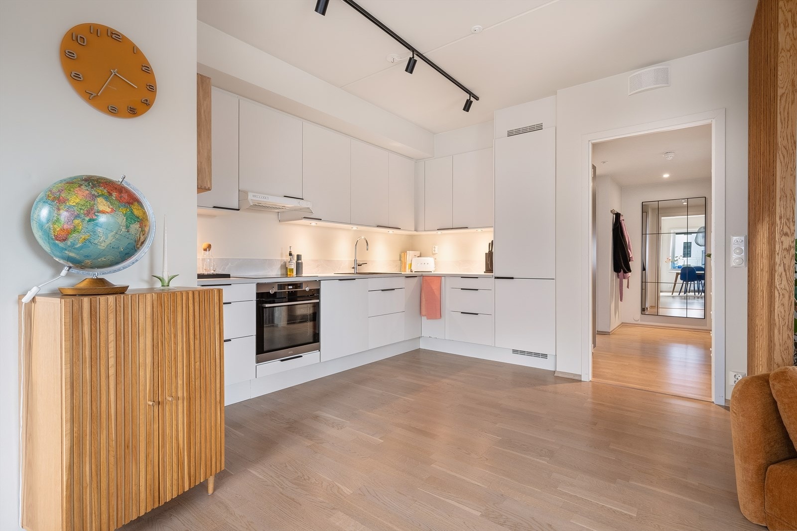 Kjøkkenet er elegant, med stilrene fronter, og integrerte hvitevarer. Galleribilde