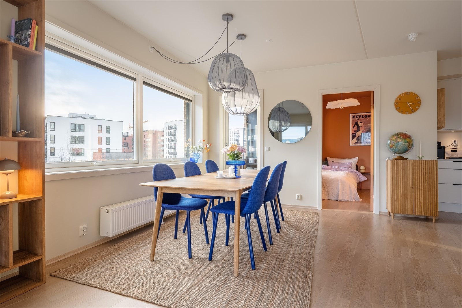 Store vindusflater slipper inn rikelig med dagslys og fremhever de lyse, moderne overflatene. Galleribilde