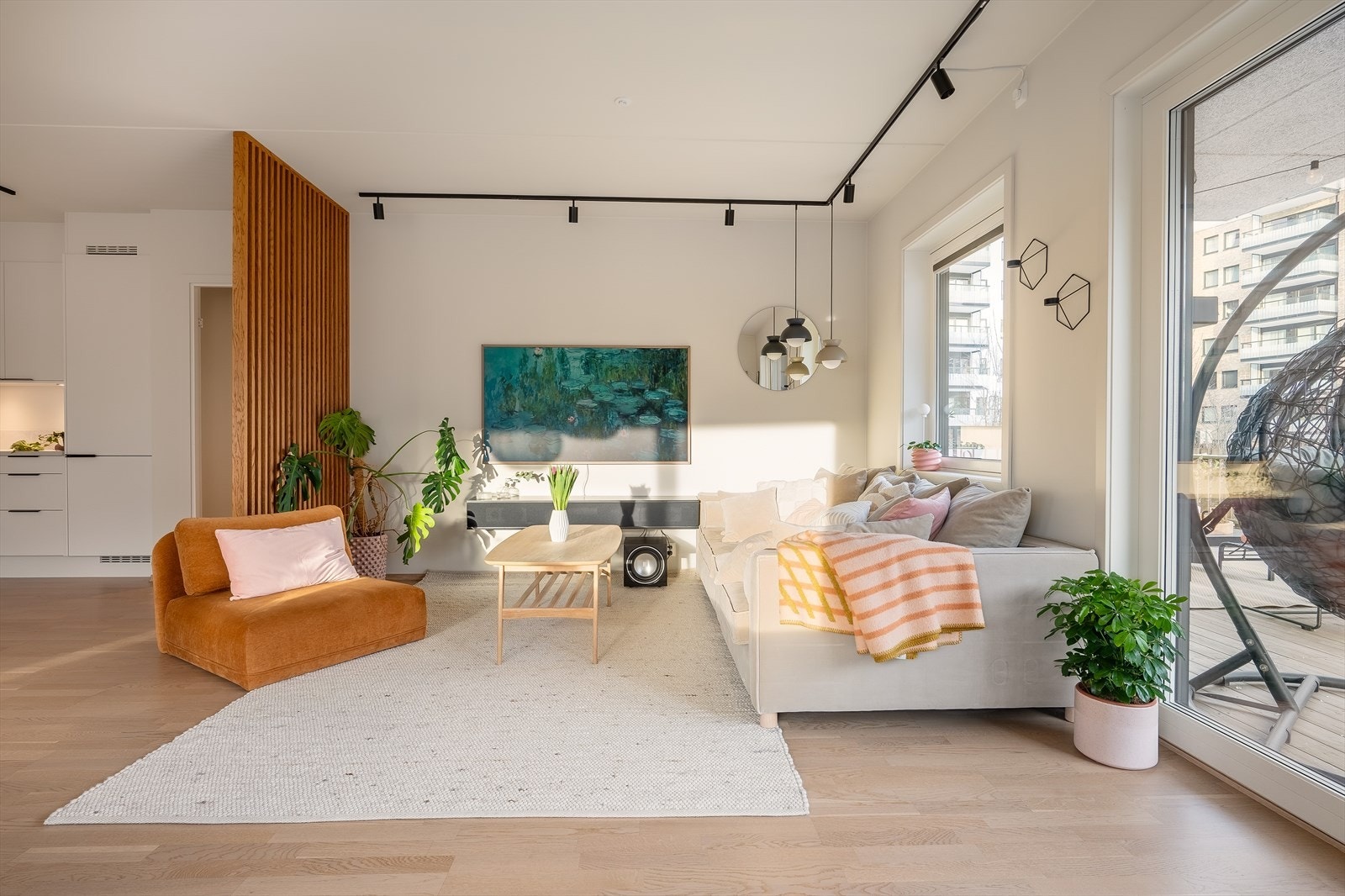 Spilevegg i stue/kjøkken gir særpreg, samt god soneinndeling. Galleribilde