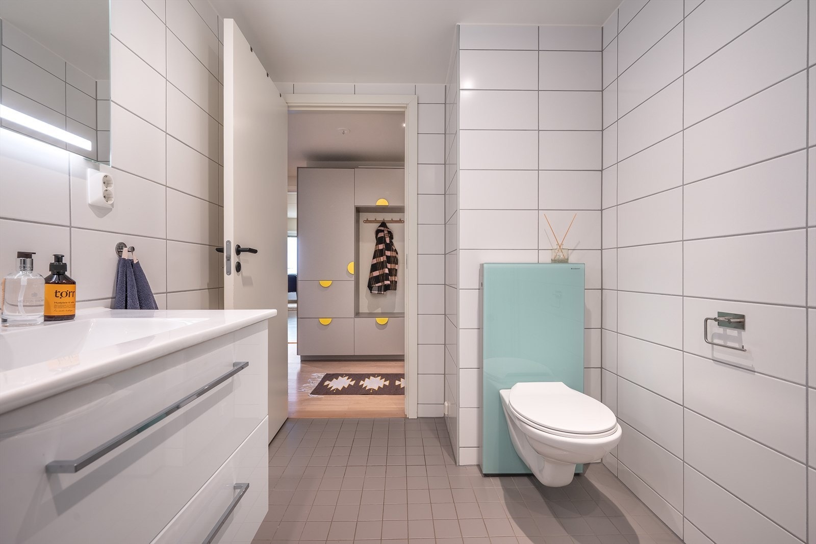 Rommet er utstyrt med servant på servantskap, dusjhjørne og toalett. Galleribilde