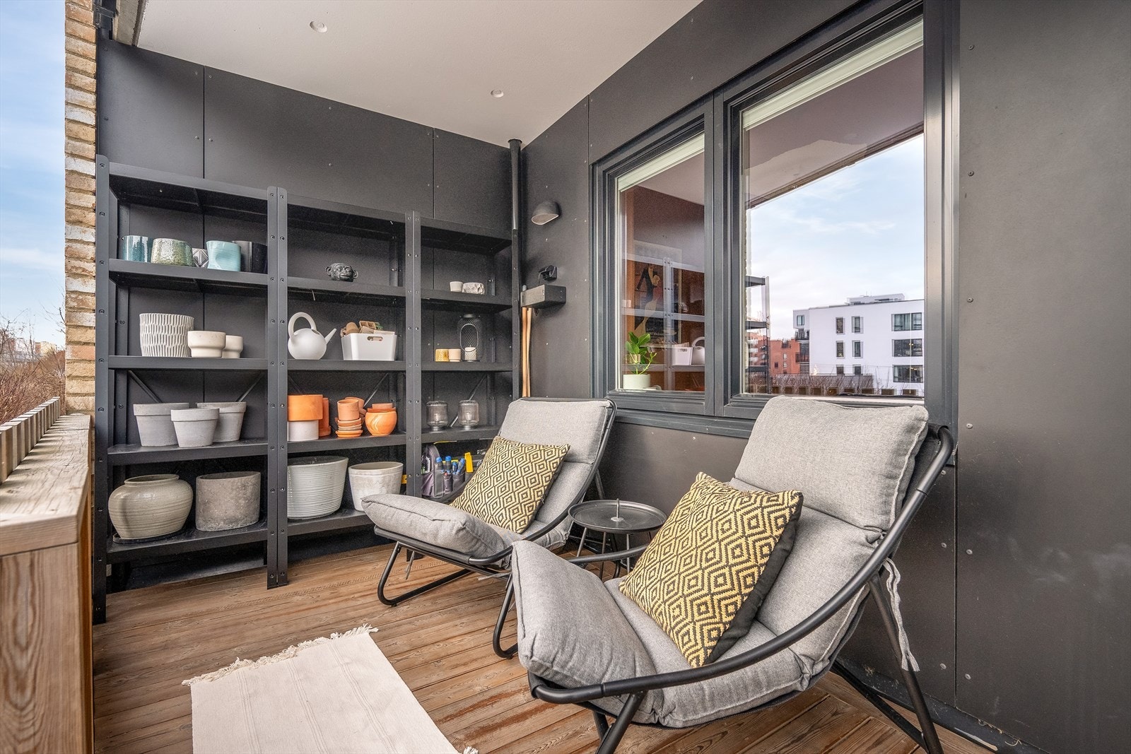 Deler av terrassen er overbygget, og har god oppbevaringsplass. Galleribilde