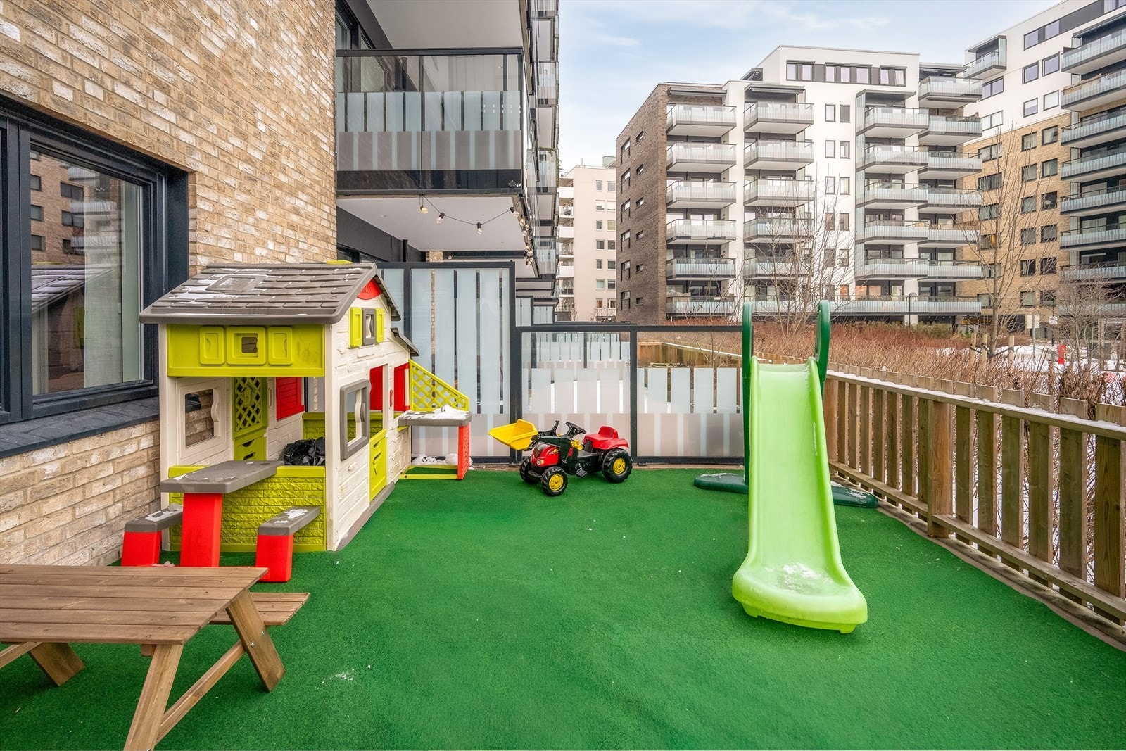 Perfekt for småbarnsfasen: god plass til privat lekeområde for barna. Galleribilde