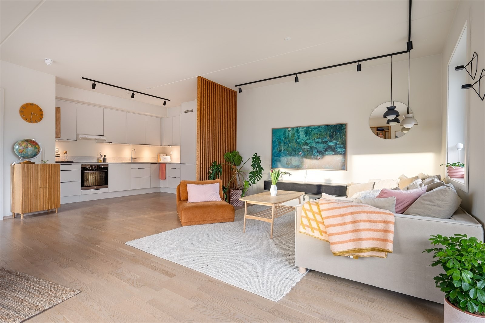 Praktisk, åpen stue- kjøkkenløsning. Galleribilde