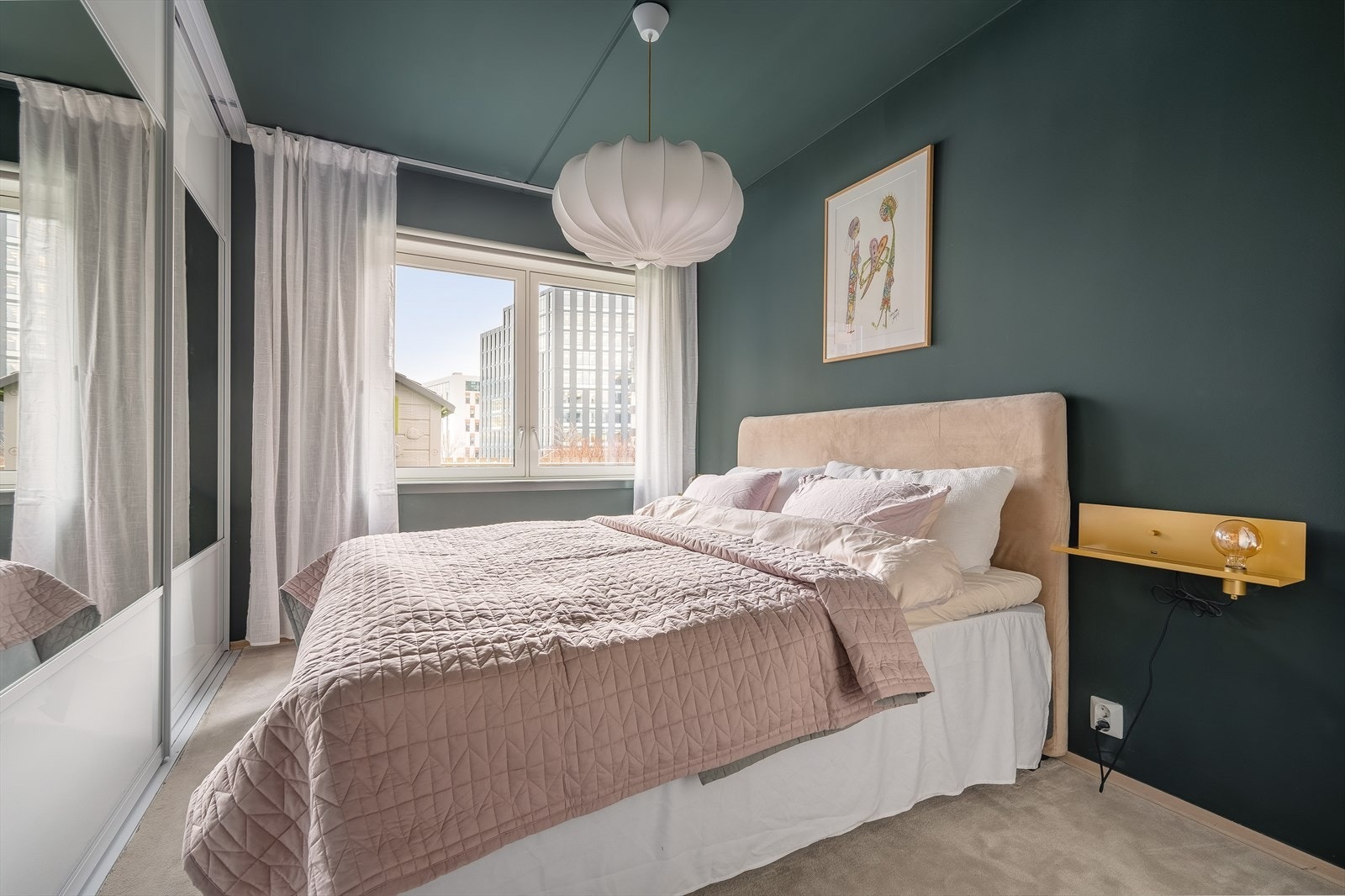 Lunt og romslig hovedsoverom med god plass til dobbeltseng. Galleribilde