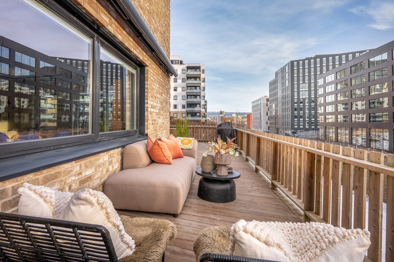 Plattingen strekker seg rundt leiligheten, slik at du kan nyte solen gjennom dagen. Galleribilde