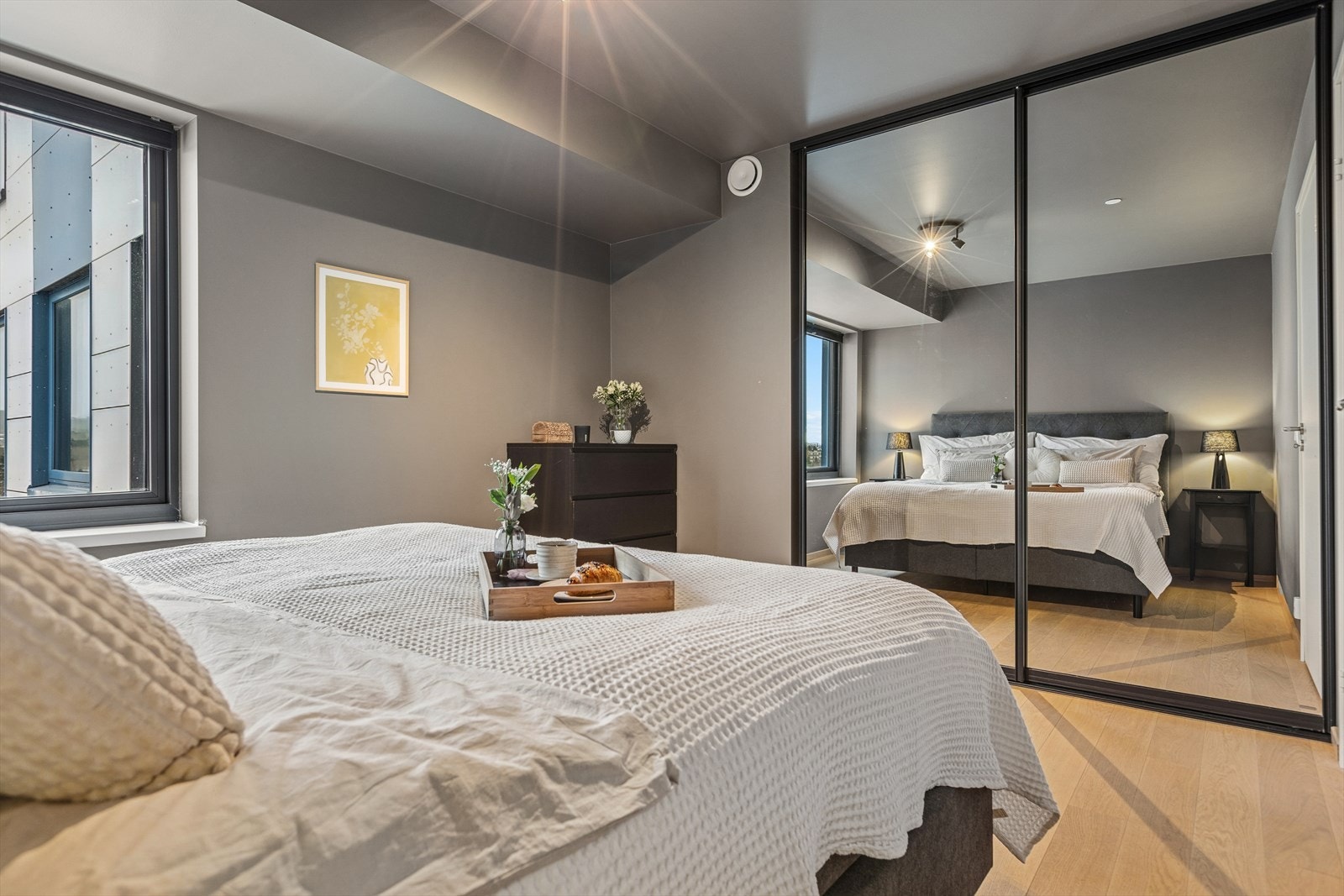 Soverommet er utstyrt med blant annet skyvedørsgarderobe og solskjerming i vindu. Galleribilde