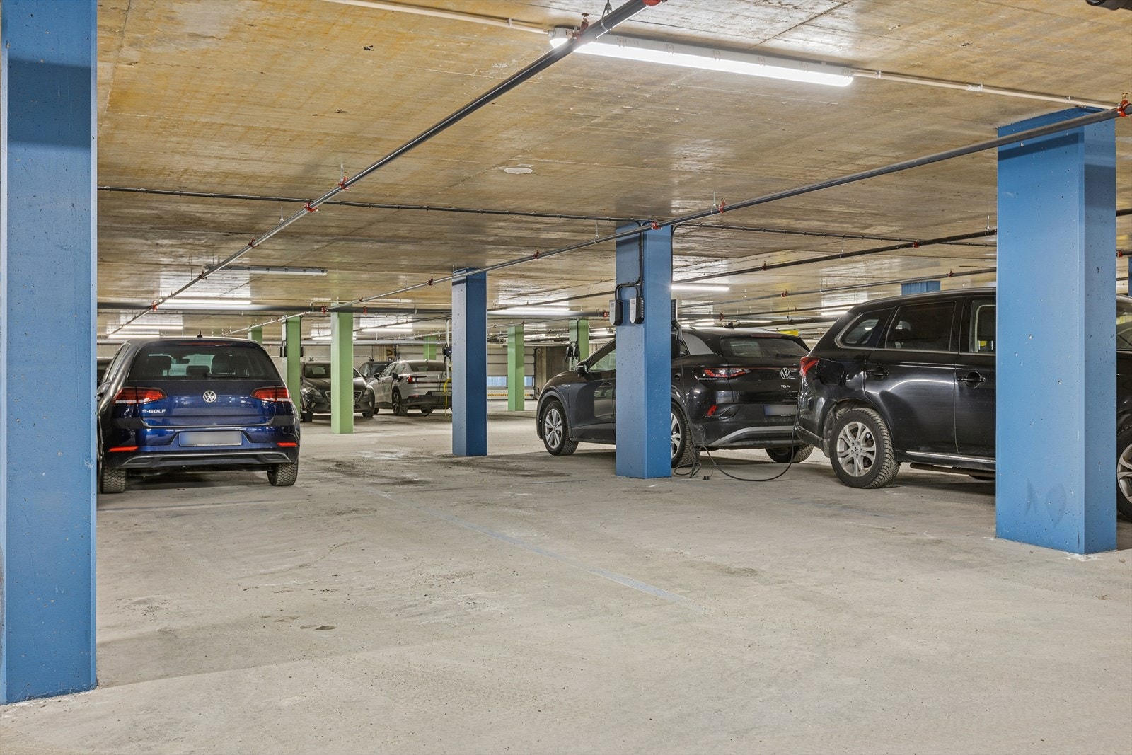 Med leiligheten følger det to parkeringsplasser i oppvarmet garasjekjeller. Dagens eier leier ut P-plassene for 1500 kr per plass per måned. Galleribilde