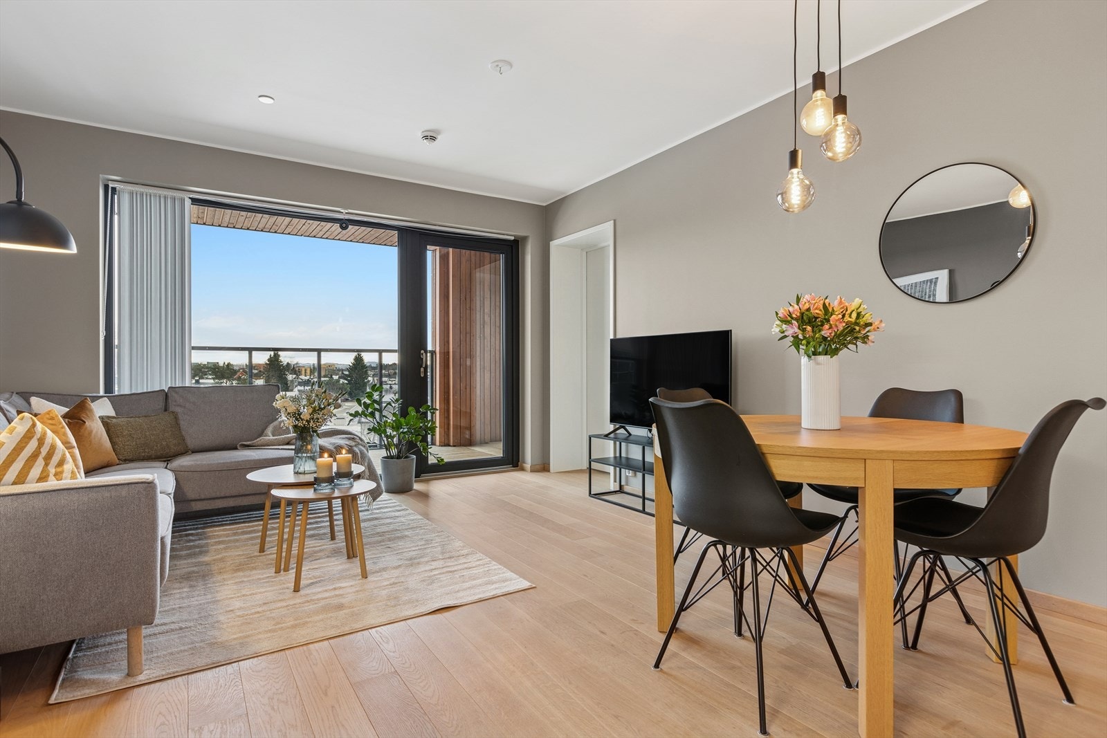 Strøken 3-roms selveier med lave boutgifter og tidsriktige material- og fargevalg. Galleribilde