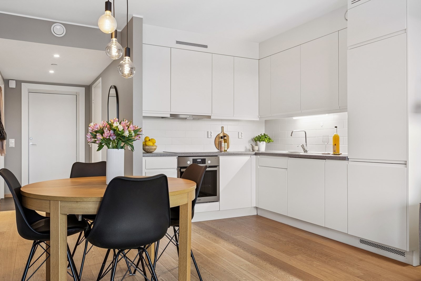 Lekkert kjøkken med innredning bestående av folierte skrog med slette fronter samt laminert benkeplate. Godt utnyttet med over- og underskap. Galleribilde