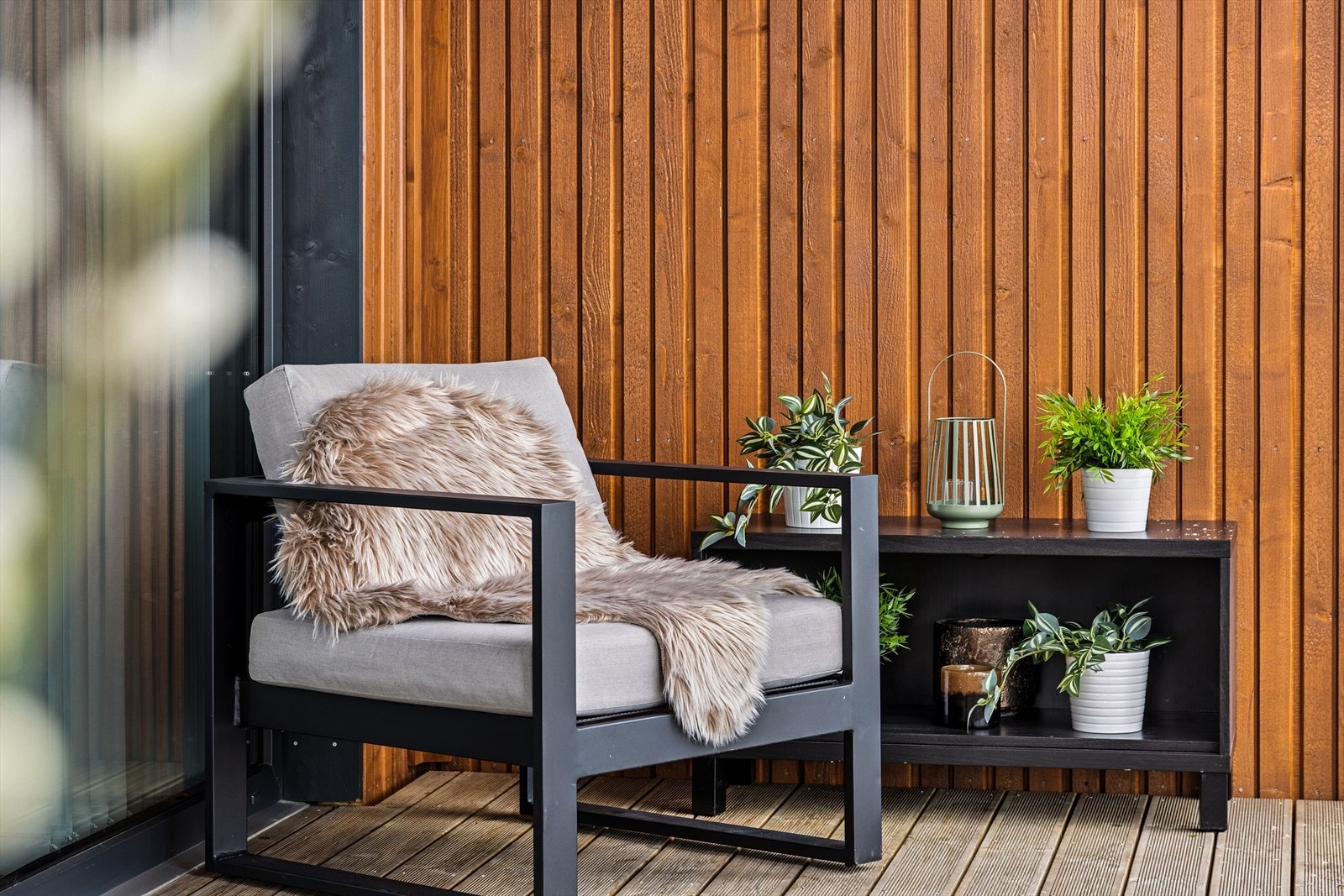 Balkongen har plass til flere sittegrupper. Nydelig utsikt og svært begrenset med innsyn. Galleribilde