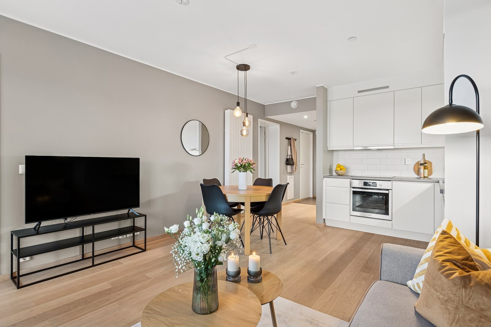 Leiligheten varmes opp ved hjelp av fjernvarme som i likhet med varmtvann er inkludert i felleskostnadene. Galleribilde