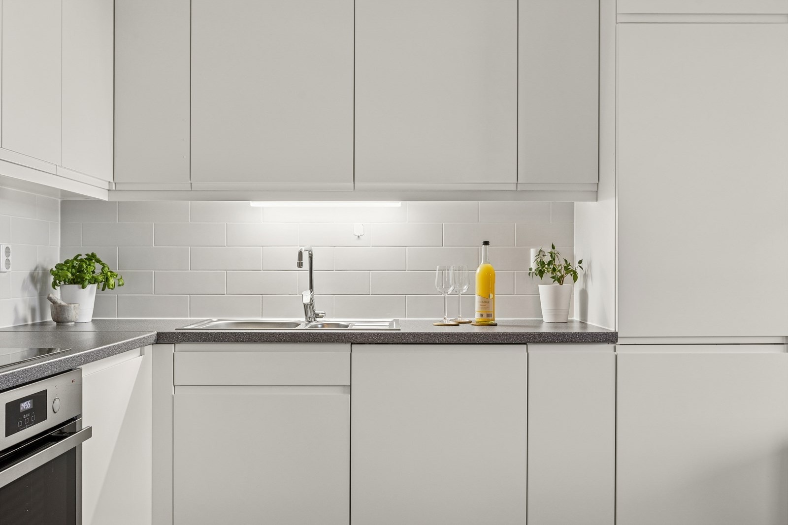 Kjøkkenet har integrert kombiskap, oppvaskmaskin, platetopp, stekeovn og ventilator. Galleribilde