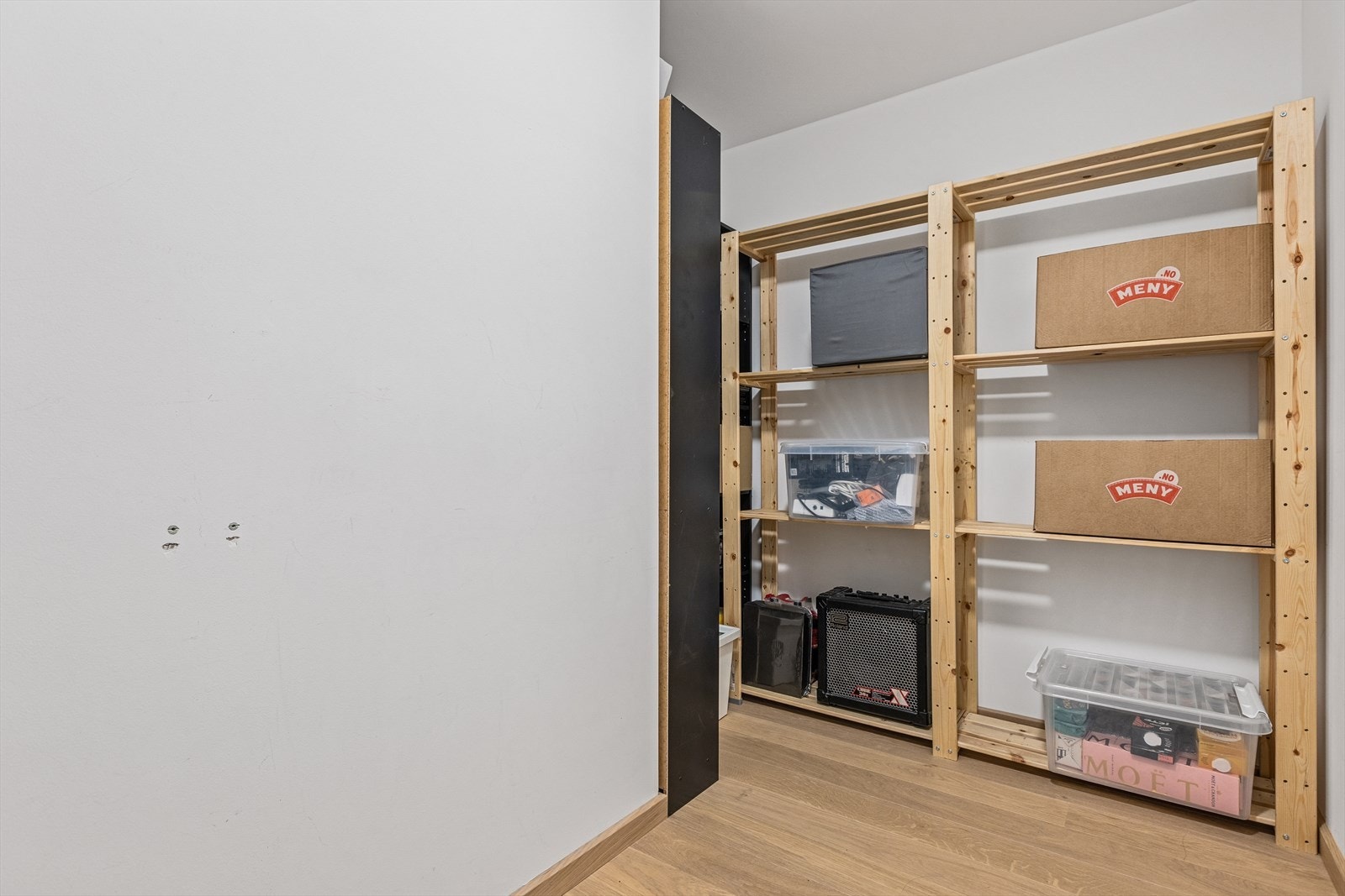 Praktisk bod inne i leiligheten på 4,8 m², i tillegg til ekstern bod i kjeller. Galleribilde