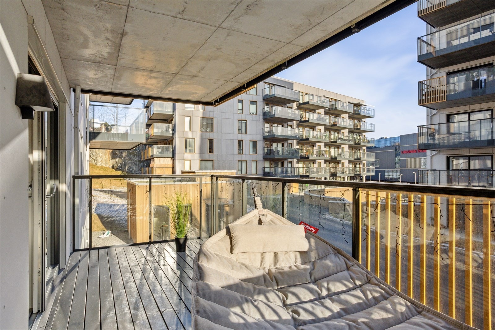 Den romslige verandaen på 14 m² har god plass for utemøbler. Galleribilde