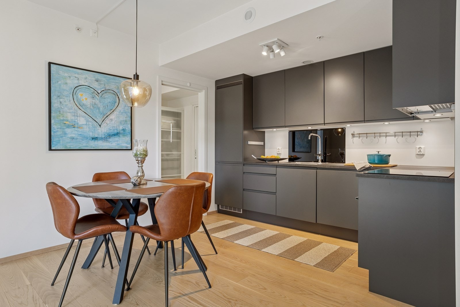 Moderne kjøkkeninnredning fra 2021 med slette fronter og integrerte hvitevarer gir et ryddig og pent inntrykk. Galleribilde