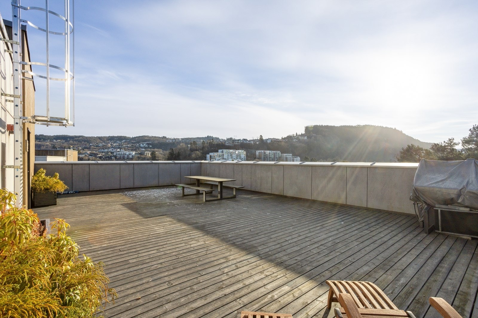 Takterrassen er et flott supplement til egen veranda, med rikelig plass for sosialt samvær. Galleribilde