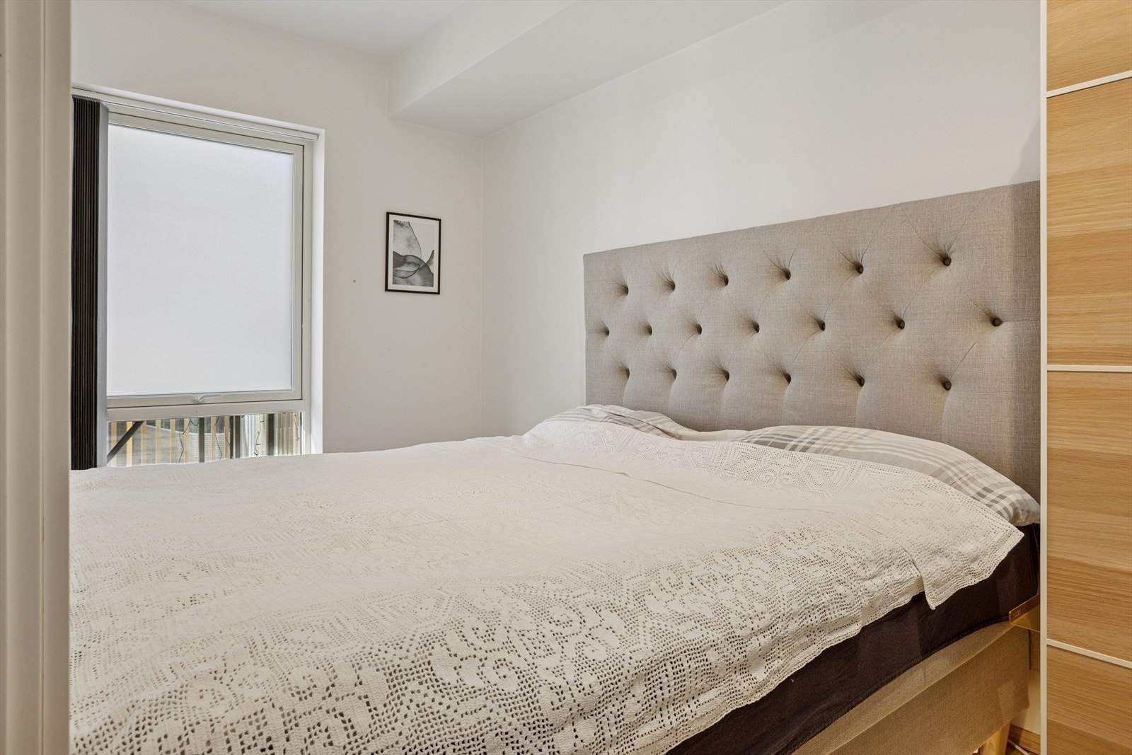 Soverom med plass til dobbeltseng og tilhørende møbler. Galleribilde