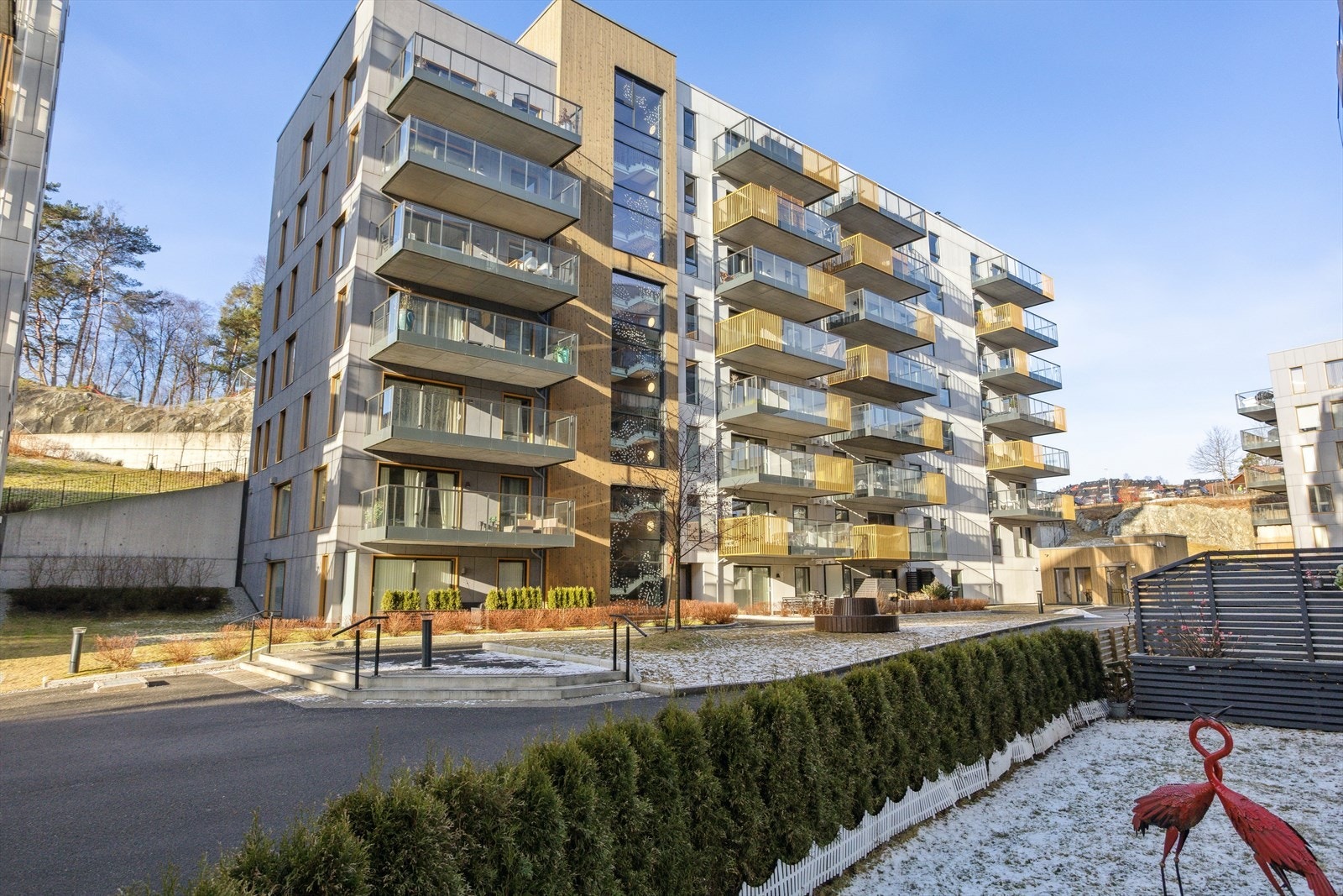 Her bor du med umiddelbar nærhet til alt du trenger i hverdagen. Lagunen Storsenter ligger kun en kort spasertur unna, og her finner du et bredt utvalg av butikker, spisesteder og tjenester. Galleribilde