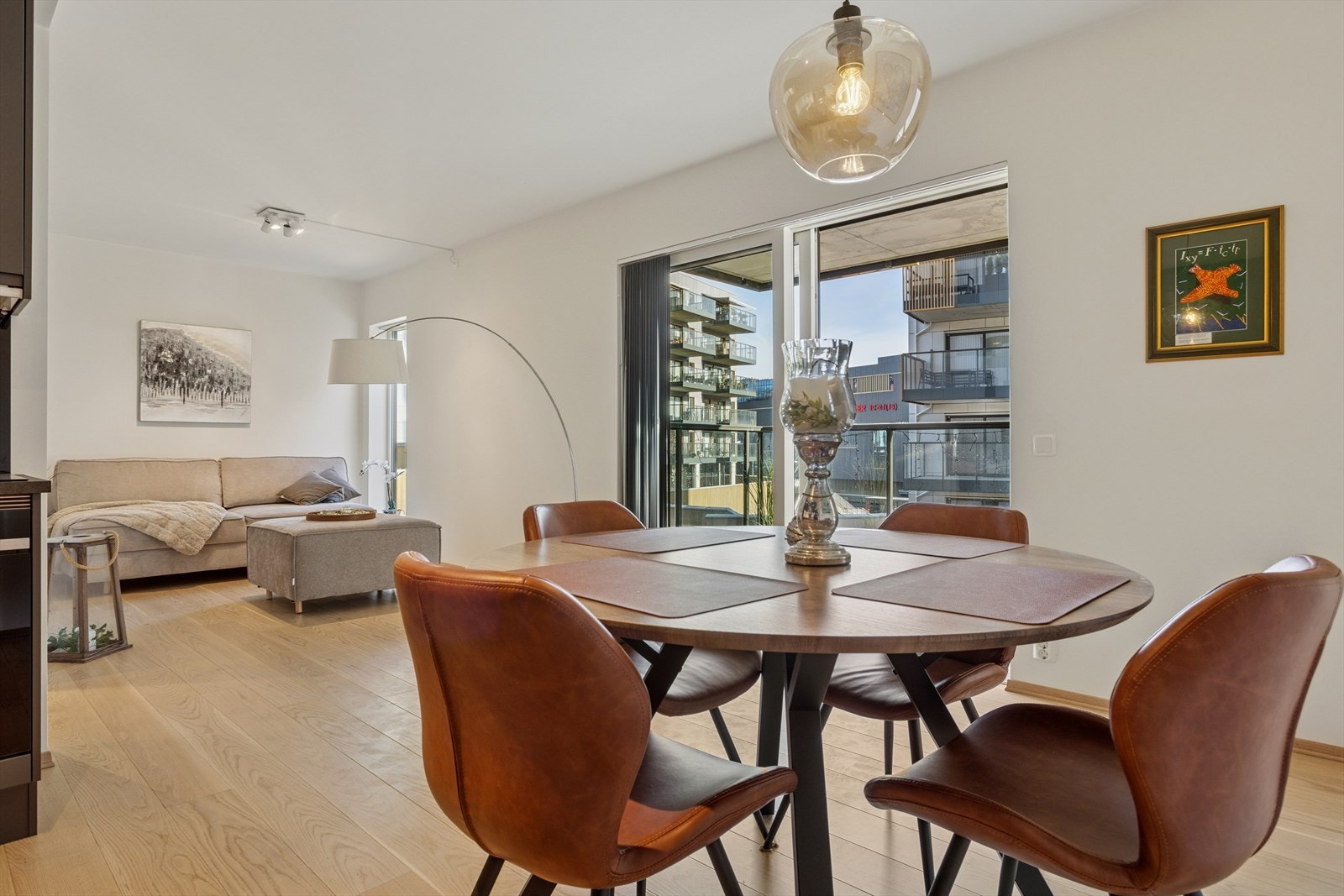 Velkommen til Fanaveien 85! Dette er en lekker 2-roms på 44 m² i Lagunetoppen, bygget i 2021 etter TEK17-standard. Galleribilde