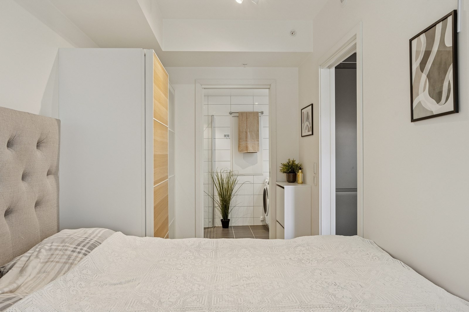 Praktisk adkomst fra soverommet og inn til badet. Galleribilde