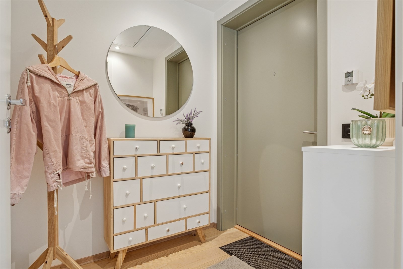 Velkommen inn i en lys entré med vannbåren gulvvarme. Galleribilde