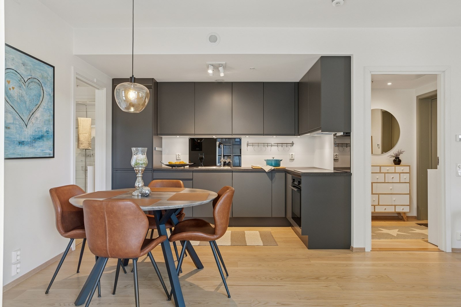 Kjøkkenet er utstyrt med induksjonstopp, stekeovn, oppvaskmaskin og kjøl/frys. Galleribilde