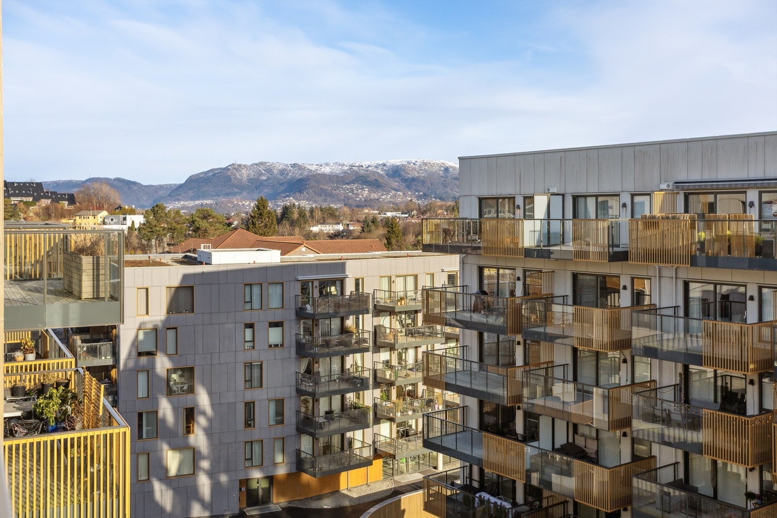 Beliggenheten er sentral med kort vei til Lagunen Storsenter og gode kollektivforbindelser. Galleribilde