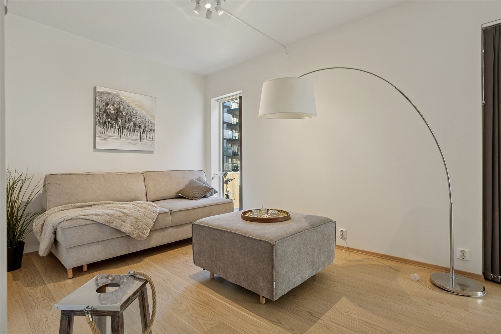 Stuedelen er enkel å møblere og har, som resten av oppholdsrommene, 1-stavs eikeparkett. Galleribilde