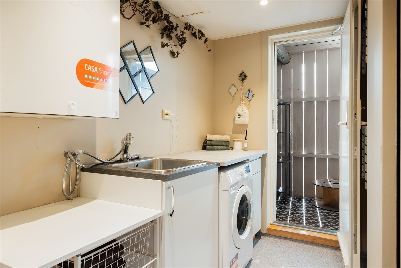 Praktisk vaskerom med god plass til vask og oppbevaring Galleribilde