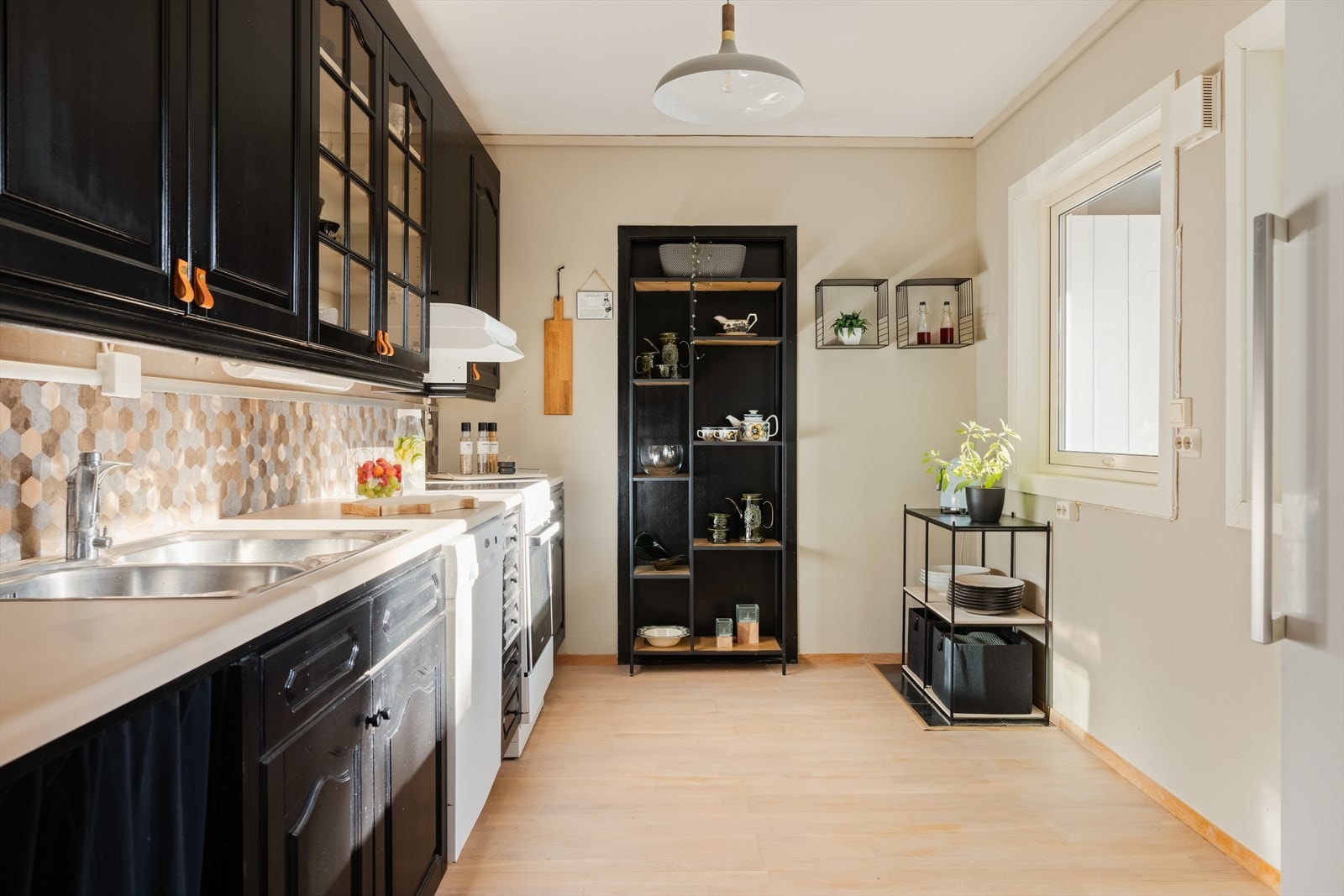 Godt med skap- og benkeplass for effektiv matlaging, samt vindu som gir fint lysinnslipp over arbeidsområdet Galleribilde