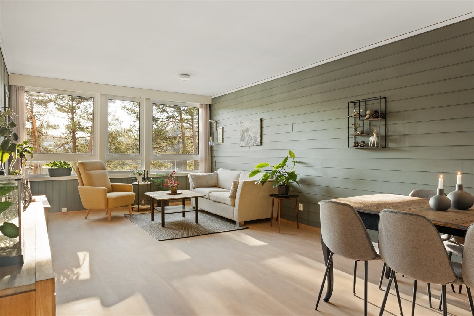 Innbydende stue med plass til både sofakrok og spisebord Galleribilde