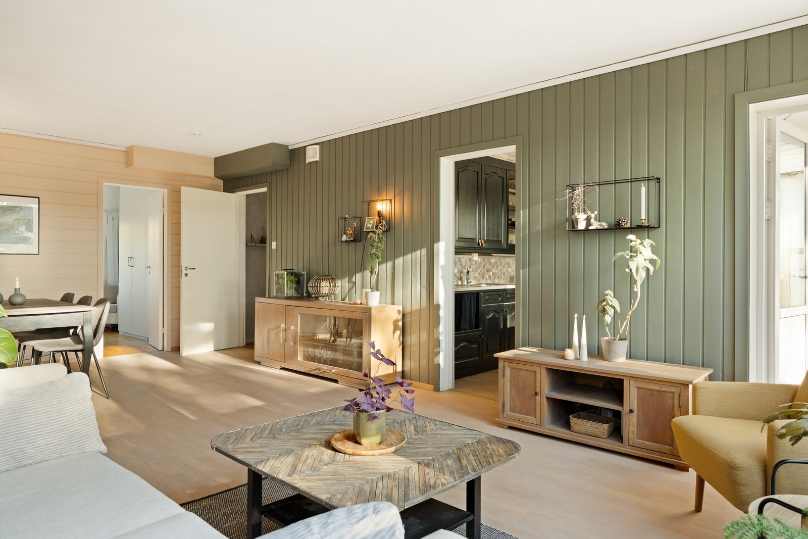 Vi beveger oss videre inn i boligens kjøkken, som ligger naturlig tilknyttet oppholdsrommet Galleribilde