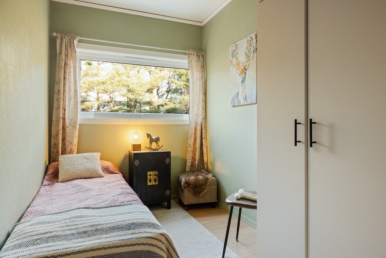 Lyst og trivelig soverom med godt lysinnslipp Galleribilde