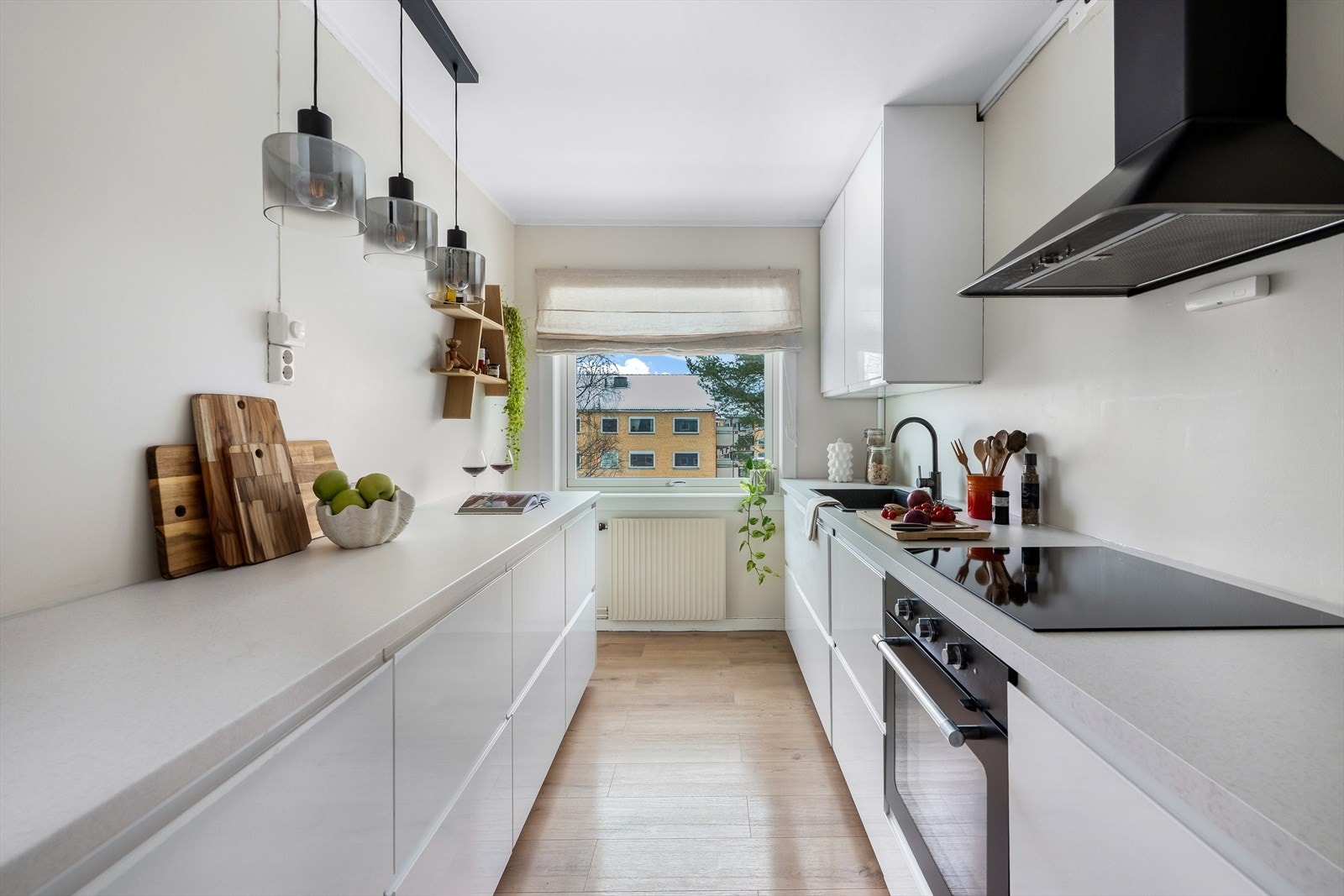 Et lyst og funksjonelt kjøkken med gjennomtenkte detaljer og tidløse materialvalg. Galleribilde