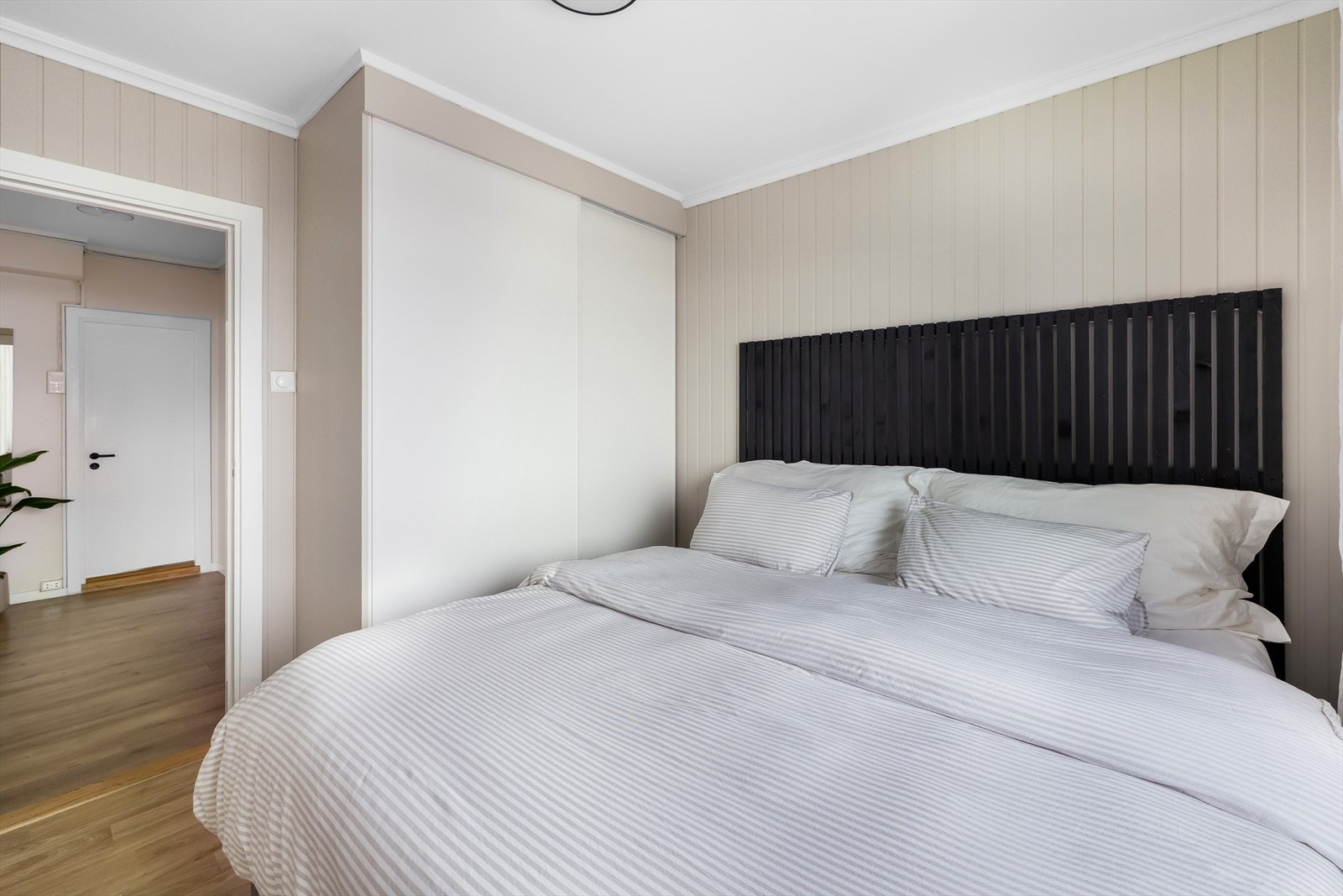 Lys og rolig sone med moderne fargevalg og vindu mot stille omgivelser. Galleribilde